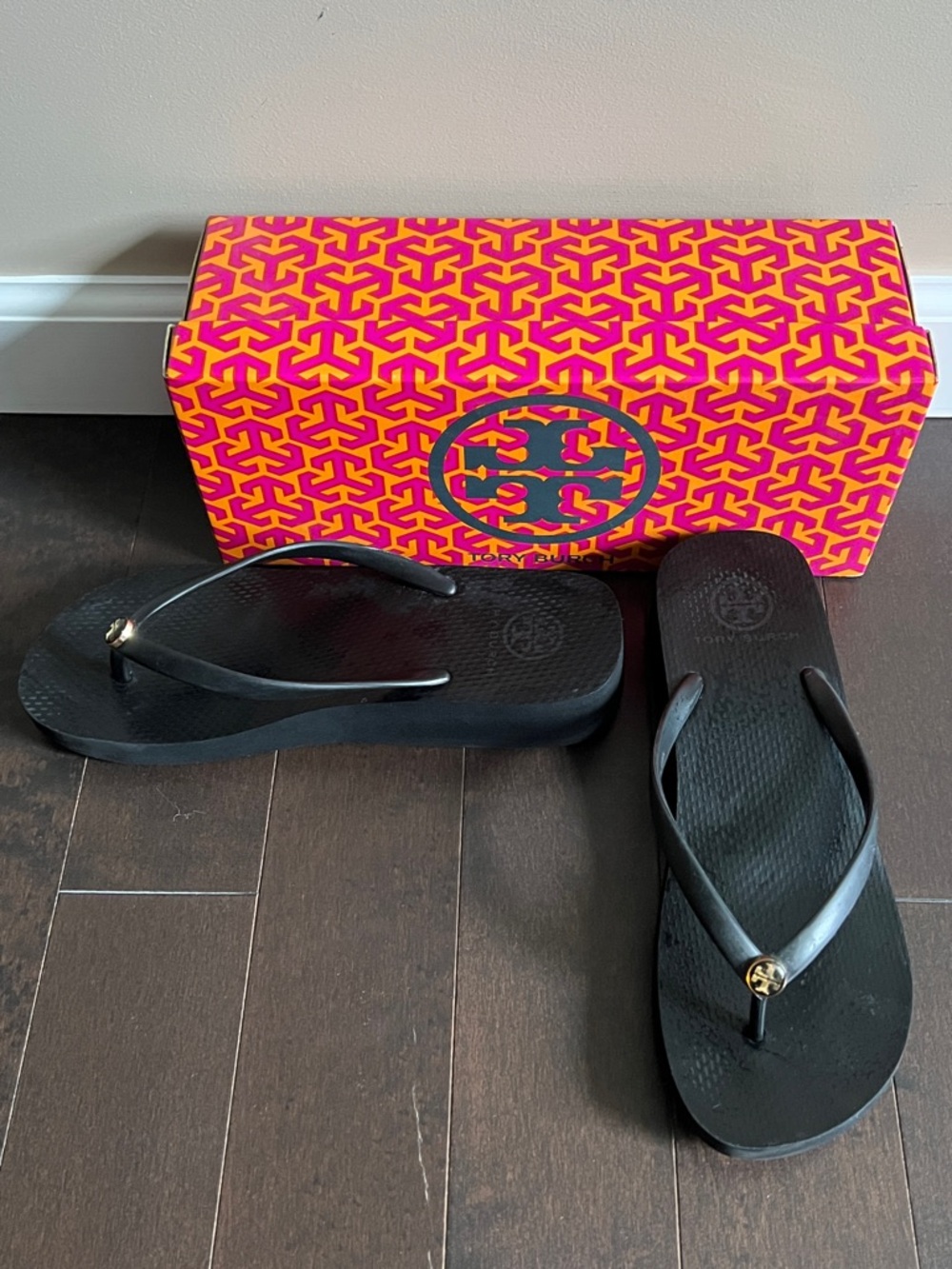 Tory Burch Black Platform Flip Flop Sandals with Gold Logo Accent Sz 9